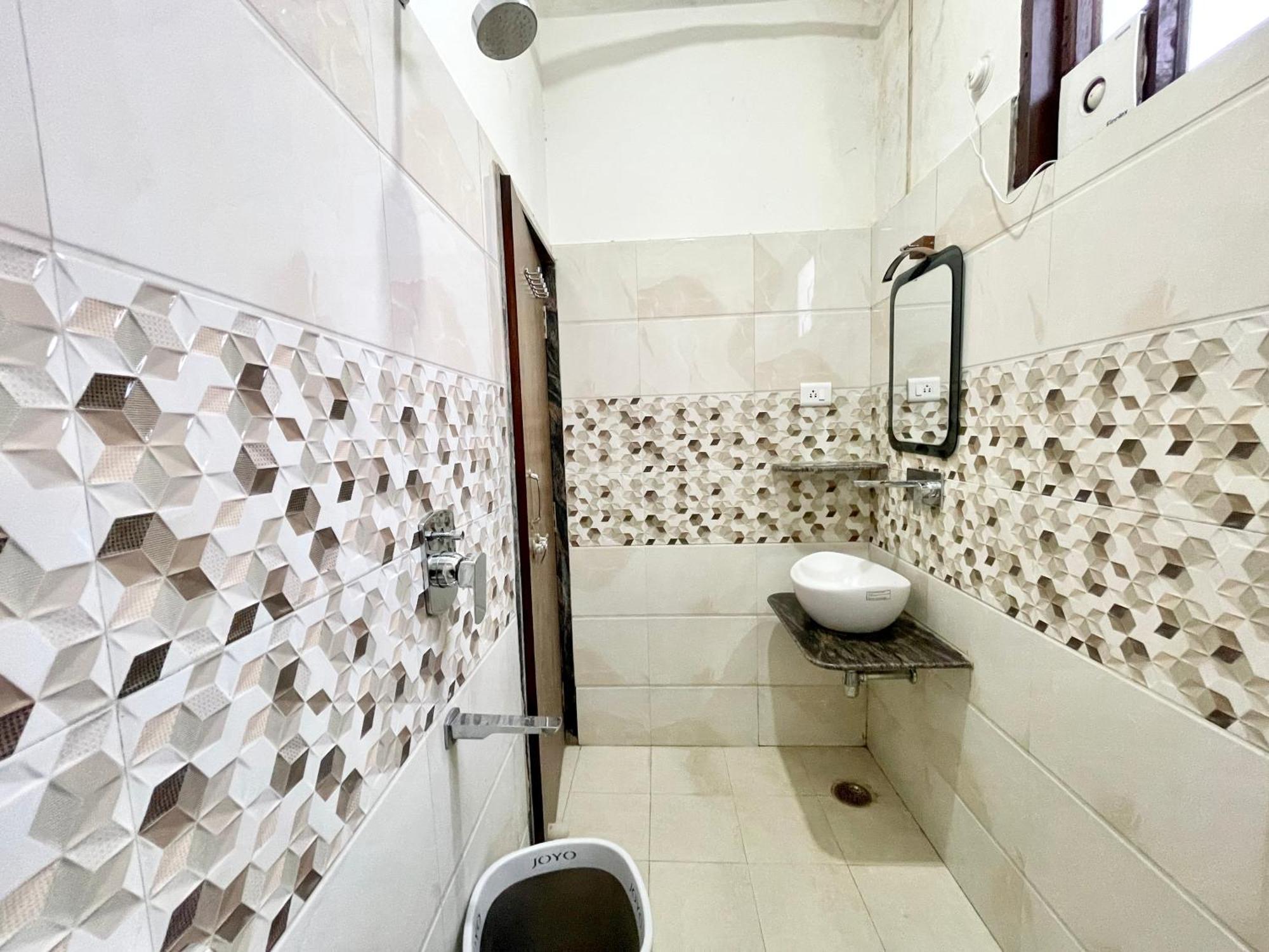 Hotel Shivam ! Varanasi होटल शिवम హోటల్ శివం ஹோட்டல் சிவம் Foreigner'S Choice ! Fully Air-Conditioned Hotel With Lift & Parking Availability, Near Kashi Vishwanath Temple, And Ganga Ghat, Best Hotel In Varanasi 2 Exterior photo