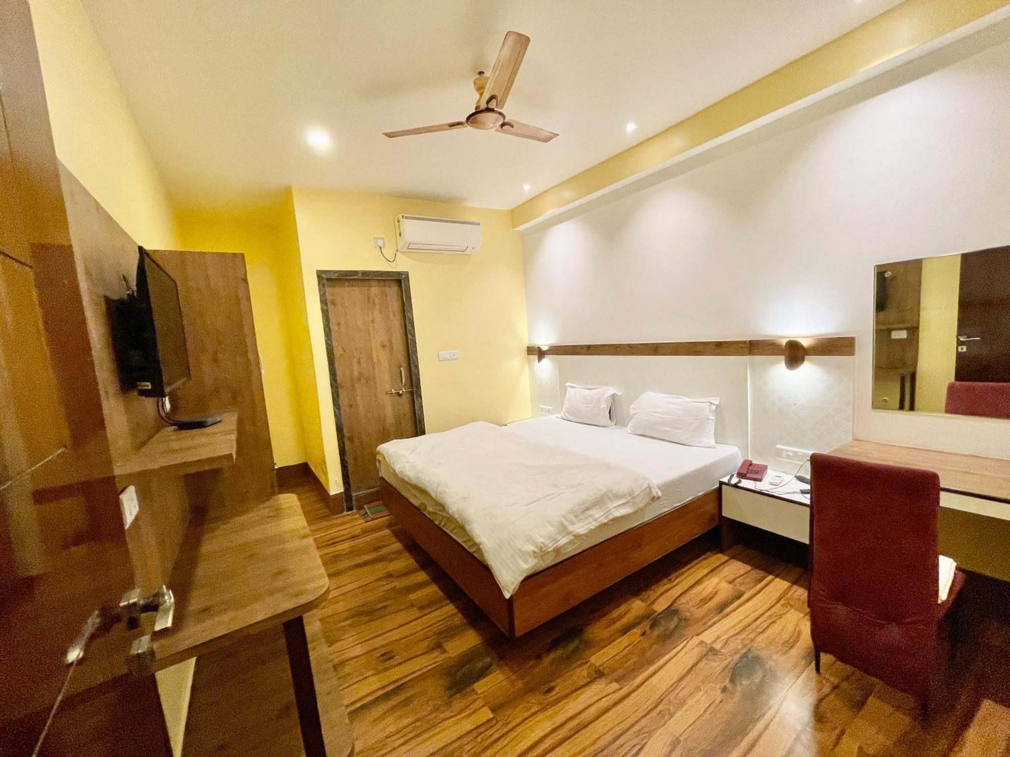 Hotel Shivam ! Varanasi होटल शिवम హోటల్ శివం ஹோட்டல் சிவம் Foreigner'S Choice ! Fully Air-Conditioned Hotel With Lift & Parking Availability, Near Kashi Vishwanath Temple, And Ganga Ghat, Best Hotel In Varanasi 2 Exterior photo