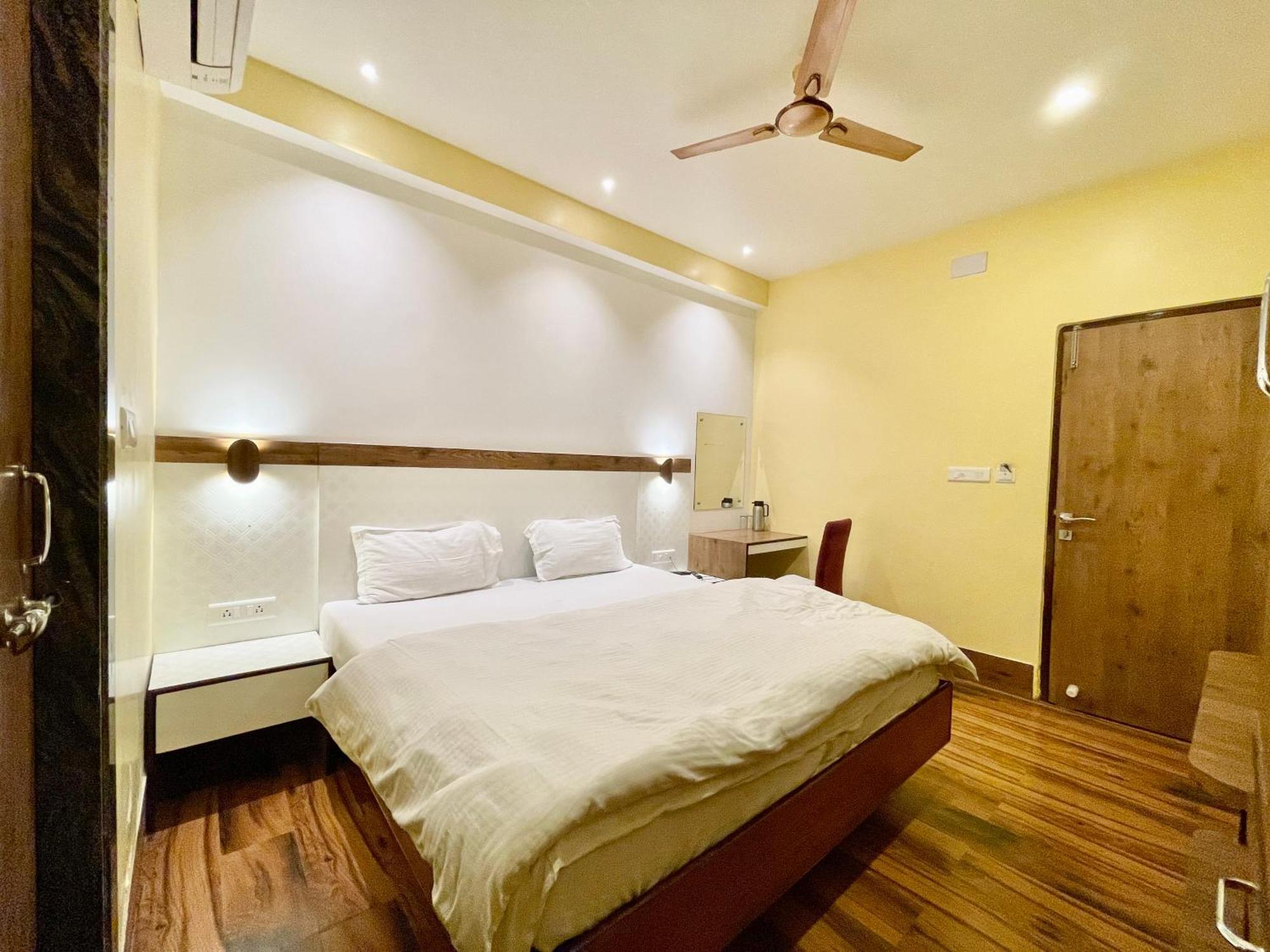 Hotel Shivam ! Varanasi होटल शिवम హోటల్ శివం ஹோட்டல் சிவம் Foreigner'S Choice ! Fully Air-Conditioned Hotel With Lift & Parking Availability, Near Kashi Vishwanath Temple, And Ganga Ghat, Best Hotel In Varanasi 2 Exterior photo